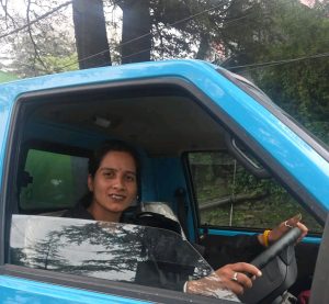 Breaking: MC शिमला के स्वच्छता वाहन में पहली महिला चालक बनकर शहर को साफ सुथरा बनाने का संदेश दे रही प्रिया शर्मा