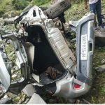आनी-राणाबाग में चलती कार पर गिरी चट्टानें, कार दुर्घटनाग्रस्त, डॉ. दंपति की मौत ,बेटी गंभीर घायल