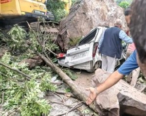 भराड़ीघाट के पास चलती कार पर गिरी चट्टान व्यापारी की मौत