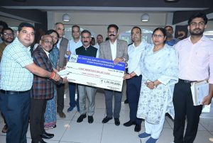 हिमाचल प्रदेश राज्य नागरिक आपूर्ति निगम ने मुख्यमंत्री राहत कोष में भेंट किया 1 करोड़ रुपये का अंशदान