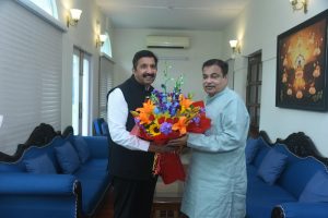 उप-मुख्यमंत्री ने केंद्रीय मंत्री नितिन गडकरी से भेंट की, टैक्सी परमिट 12 से 15 वर्ष करने की मांग