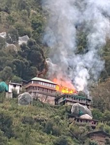 तीर्थंन घाटी के धारागाड़ में आग की भेंट चढ़ा मकान