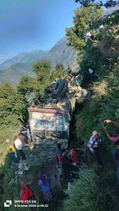 रामपुर सनेई मार्ग पर बस दुर्घटनाग्रस्त एक की मौत 24 घायल