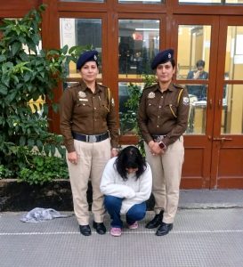 शिमला के लोअर चक्कर में आधी रात पुलिस की दबिश, कमरे से 28 वर्षीय महिला युवती से 56 ग्राम चिट्टा बरामद
