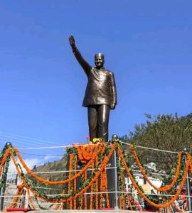 पूर्व सीएम स्व. वीरभद्र सिंह की जन्मस्थली पर बेटे व मंत्रियों ने किया उनकी प्रतिमा का अनावरण