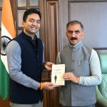 आईएएस अधिकारी राकेश कुमार प्रजापति ने मुख्यमंत्री को भेंट किया अपना पहला उपन्यास ‘लाइटर दैन येस्टर्डे’