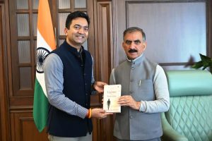 आईएएस अधिकारी राकेश कुमार प्रजापति ने मुख्यमंत्री को भेंट किया अपना पहला उपन्यास ‘लाइटर दैन येस्टर्डे’