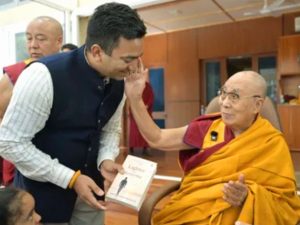 Amazon से भी घर बैठे मंगवा सकेंगे IAS अधिकारी राकेश प्रजापति का उपन्यास Lighter Than Yesterday