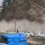 ढली-भट्टाकुफर चौक के साथ दरकी पहाड़ी बाल बाल चपेट में आने से बची गाड़ियां