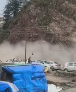 ढली-भट्टाकुफर चौक के साथ दरकी पहाड़ी बाल बाल चपेट में आने से बची गाड़ियां